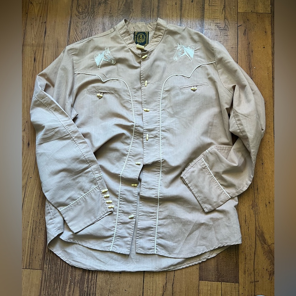 Cowboy button shirt long sleeve color tan for men size XL (42) fits more a large